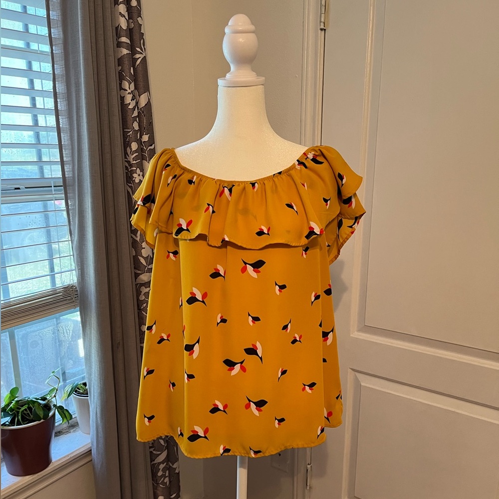 💛💛 Xhilaration mustard blouse. Size Medium. EUC. Pika boo back. 💛💛